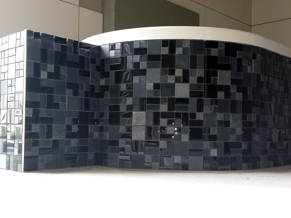 Runde Badewanne mit Mosaikfliesen verkleidet